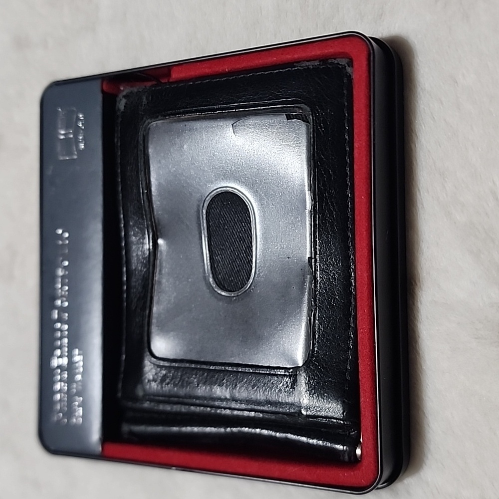 NEW IN METAL BOX  PERRY ELLIS SLIM WALLET.